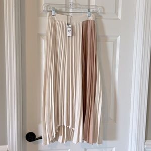 Stunning pleated skirt, lined, NWT